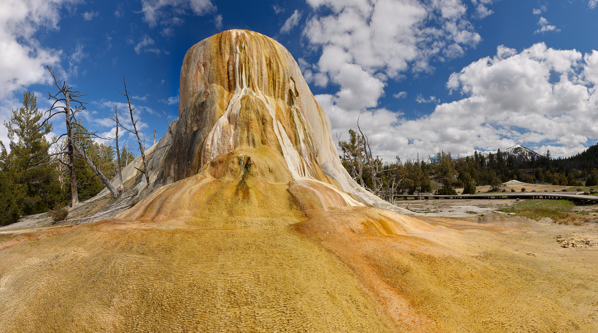 Die OrangeSpring Mound Quelle hat über die Jahrtausende einen gewaltigen Konus aufgetürmt.Kamera: NIKON D3X Brennweite: 24mm 1/100 s bei Blende f/11.0