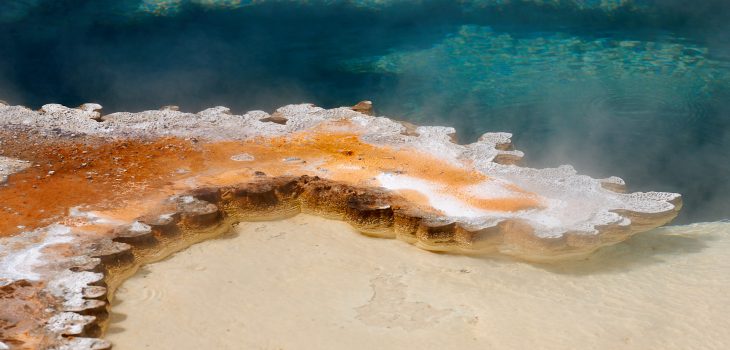 Ausschnitt des Doublet Pools im oberen Geysir Becken des ellowstone Parks. Der gewellte Rand ist typisch für diese besonders heiße Quelle.Kamera: NIKON D3X Brennweite: 200mm 1/160 s bei Blende f/9.0