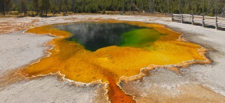 Die Farben des Emerlad Pools (Smaragd-Quelle) im Black Sand Basin im Yellowstone Nationalpark zeigen sich nicht zu jeder Tageszeit so schön.<br />Kamera: NIKON D3X <br />Brennweite: 24mm <br />1/30 s bei Blende f/16.0