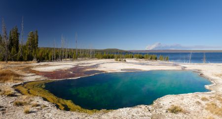 Der Abyss Pool auf diesem Naturfoto liegt im West Thum Geyser Basin am Yellowstone Lake.<br />Kamera: NIKON D3X <br />Brennweite: 14mm <br />1/125 s bei Blende f/11.0