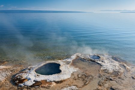 Der Lakeshore Geyser leigt wie sein Englischer Name sagt direkt am Rand des Yellowstone Lakes.<br />Kamera: NIKON D3X <br />Brennweite: 32mm <br />1/13 s bei Blende f/16.0