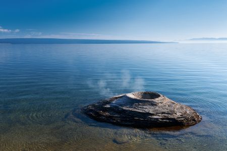 Der Fishing Cone Geysir im Yellowstone Lake geht auf Erzählungen aus dem 19. Jahrhundert zurück, die besagten, dass Fischer darin ihre Fische kochten.<br />Kamera: NIKON D3X <br />Brennweite: 38mm <br />1/15 s bei Blende f/16.0