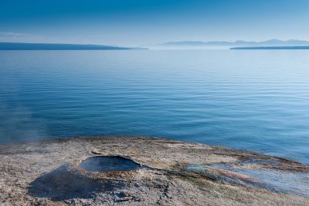 Der Big Cone am Rande des Yellownstone Lakes misste ganze 7 m im Durchmesser.<br />Kamera: NIKON D3X <br />Brennweite: 48mm <br />1/30 s bei Blende f/16.0