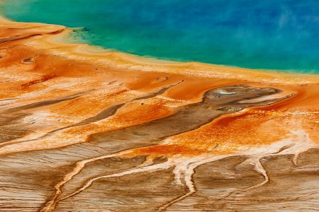Dieses Naturfoto zeigt das unvergessliche Frabenspiel der Grand Prismatic Spring im Yellowstone Nationalpark aus der Luft.<br />Kamera: NIKON D3X <br />Brennweite: 200mm <br />1/250 s bei Blende f/9.0
