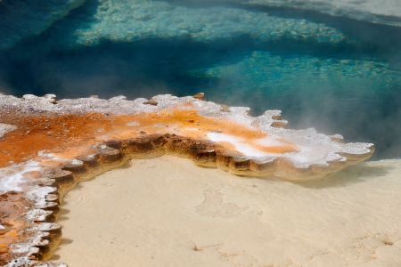 Ausschnitt des Doublet Pools im oberen Geysir Becken des ellowstone Parks. Der gewellte Rand ist typisch für diese besonders heiße Quelle.<br />Kamera: NIKON D3X <br />Brennweite: 200mm <br />1/160 s bei Blende f/9.0