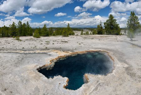 Der Surprise Pool auf diesem Naturbild aus dem Yellowstone Nationalpark besticht durch sein tiefes Blau und sein immer währendes Sieden.Kamera: NIKON D3X Brennweite: 24mm 1/200 s bei Blende f/9.0